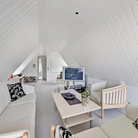بيت للعطل Three-bedroom Holiday In *